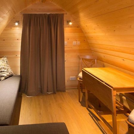 ホテル Lupin Glamping Pod チェルトナム エクステリア 写真