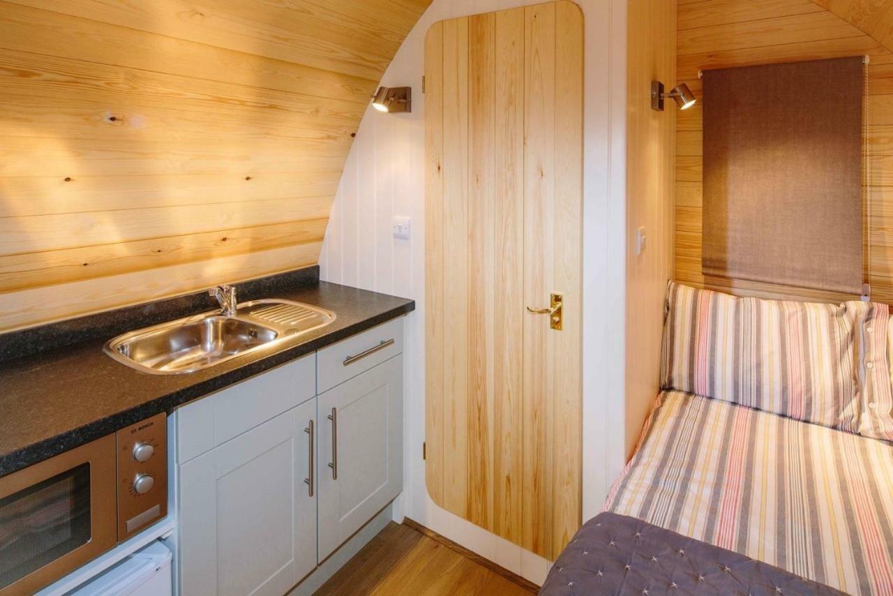ホテル Lupin Glamping Pod チェルトナム エクステリア 写真